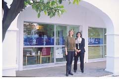 Anna Andersen (til h�jre) og Vibeke Toustrup er de to danske medarbejdere p� kontoret i Fuengirola.