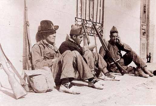 Tr�tte militsm�nd holder en pause under forsvaret af Madrid.