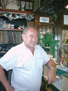 Ejvind Elving i sin yåbnede bar og pølsebod, Mi Casa, i Torre del Mar. Ejvind Elving i sin yåbnede bar og pølsebod, Mi Casa, i Torre del Mar.