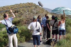 Filmholdet optager en scene ved �rkenbyen Tabernas i Almer�a. (Foto: Carl Cuba � Nimbus Film 2004)