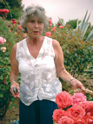 Elsebeth Weeke ved hendes smukke roser.