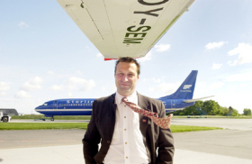 Stefan Vilner i Kastrup foran et af de nye fly