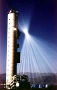 I let diset vejr er lyseffekterne p� anl�ggene med centralt t�rn og heliostater spektakul�r.