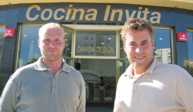 Lasse Bertelsen og Tonny Marchmann foran deres butik i Torre del Mar Lasse Bertelsen og Tonny Marchmann foran deres butik i Torre del Mar