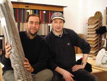 Stephen og Carsten tager et lille hvil midt under indretningen af gulvafdelingen. Stephen og Carsten tager et lille hvil midt under indretningen af gulvafdelingen.
