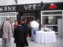 �bningsreceptionen 
i Sparbank Vest 
trak folk p� gaden.
