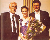 I 1987 fejrede M�laga for f�rste gang Andersen. Fra gallaaftenen i Teatro Cervantes ses (fra venstre) Preben Rasmussen, Dinna Bj�rn og Martin Elmquist.