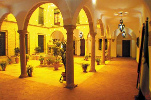 Patio�en inde midt i hotellet.