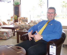 Søren Liljegren i butikken Muebles Piramides Puerto Søren Liljegren i butikken Muebles Piramides Puerto