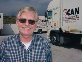 Kurt Andersen foran en af de mange lastbiler ScanTransports har Kurt Andersen foran en af de mange lastbiler ScanTransports har