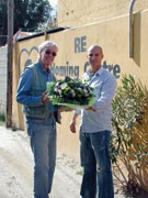 P� redaktionens vegne overrakte Henrik S. Andersen �rets Buket til  Johan J�rgensen.