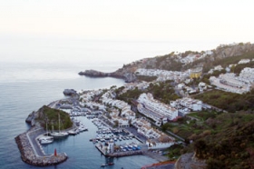 Aftenskyggerne er blevet lange over Marina del Este, men selv nu er udsigten betagende oppe fra det kommende Bahia Fenicia.