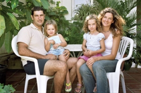 Miguel �ngel med Olivia p� sk�det og Gunila med Paula.