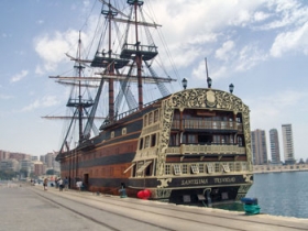 Med sine 70 meter, fire kanond�k og den fantasifulde gallionsfigur er det ikke muligt at overse Sant�sima Trinidad i M�lagas havn.