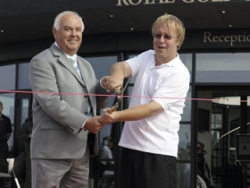 Ejeren Poul Sundberg og musikeren Kim Sjøgren åbner Royal Golf Center. Ejeren Poul Sundberg og musikeren Kim Sjøgren åbner Royal Golf Center.