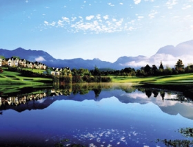 Et smukt område mindre end en times kørsel fra Cape Town, hvor der er mulighed for at spille pragtfulde baner, som Pearl Valley, De Zalce, Stellenbosch Golf Course, Boschenmeer eller Erinvale. Et smukt område mindre end en times kørsel fra Cape Town, hvor der er mulighed for at spille pragtfulde baner, som Pearl Valley, De Zalce, Stellenbosch Golf Course, Boschenmeer eller Erinvale.