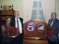 Susanne Magnus og Mads Brygmann sammen med deres flotte skydeplatter og Niels Lüstrup, der har stået for udformningen. Susanne Magnus og Mads Brygmann sammen med deres flotte skydeplatter og Niels Lüstrup, der har stået for udformningen.