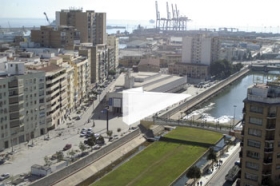 Moneos udvidelse af CAC bliver et vartegn for det nye Málaga. Den enkle, hvide betontrekant vil rejse sig mellem den nuværende museumsbygning og uadalmedina-floden. (Den eksisterende gangbro over floden erstattes ved samme lejlighed af en ny og lettere ko Moneos udvidelse af CAC bliver et vartegn for det nye Málaga. Den enkle, hvide betontrekant vil rejse sig mellem den nuværende museumsbygning og uadalmedina-floden. (Den eksisterende gangbro over floden erstattes ved samme lejlighed af en ny og lettere ko