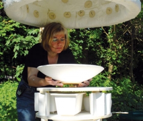 Karin Sauer fylder raku-ovnen. Karin Sauer fylder raku-ovnen.
