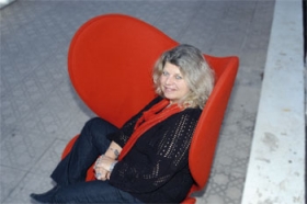Når Anette Skou har fri, er hun blandt andet optaget af at designe og producere spændende sølvsmykker. Dels til sig selv - som man kan se her - og dels til salg. Når Anette Skou har fri, er hun blandt andet optaget af at designe og producere spændende sølvsmykker. Dels til sig selv - som man kan se her - og dels til salg.