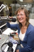 Ring til mig, siger Anne Bjerngaard - det er din radio! Foto: Julio Sevillano. Ring til mig, siger Anne Bjerngaard - det er din radio! Foto: Julio Sevillano.