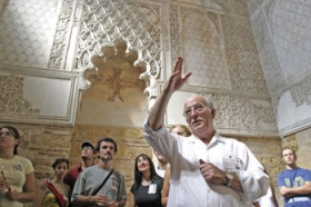 Den 700-årige synagoge virker hurtigt stopfyldt. Den har kun et gulvareal på 40 kvadratmeter. Mange turister er Den 700-årige synagoge virker hurtigt stopfyldt. Den har kun et gulvareal på 40 kvadratmeter. Mange turister er