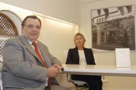 John Frank og Dorte Suurballe byder velkommen i de nye lokaler. John Frank og Dorte Suurballe byder velkommen i de nye lokaler.