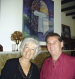 Joan Klein og plejehjemmets læge, Eloy Navarro. Joan Klein og plejehjemmets læge, Eloy Navarro.
