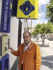 Juan Martín Escalona med kontorets terminal til ECC-Net. Juan Martín Escalona med kontorets terminal til ECC-Net.