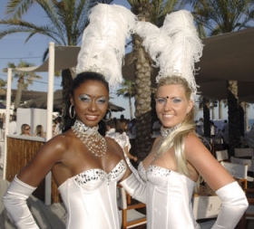 Sissel Uhrskov er det danske islæt blandt danserne på Nikki Beach. Sissel Uhrskov er det danske islæt blandt danserne på Nikki Beach.