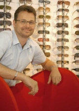 Claus Bentkjær har drevet UniOptica siden december 1999. Claus Bentkjær har drevet UniOptica siden december 1999.