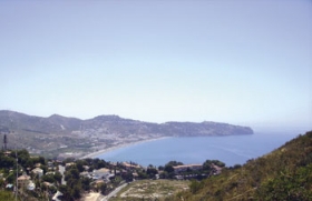 Den Hestesko-formede strand i La Herradura...set fra udsigtspunktet Cerro Gordo.