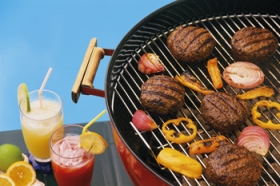 Lækkert grillkød får tænderne til at løbe i vand, men de høje temperaturer i grillen har vist sig at udvikle kræftfremmende stoffer i kødet. Disse stoffer (stegemutagener) kan effektivt bremses med marinader, der indeholder krydderurter som rosmarin og ti Lækkert grillkød får tænderne til at løbe i vand, men de høje temperaturer i grillen har vist sig at udvikle kræftfremmende stoffer i kødet. Disse stoffer (stegemutagener) kan effektivt bremses med marinader, der indeholder krydderurter som rosmarin og ti