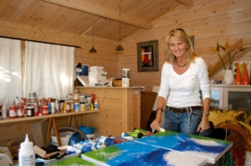 Nomi og Tom havde en gæstehytte...men nu er der ikke rigtig plads til gædterne mere, da hytten er forvandlet til Nomi og Tom havde en gæstehytte...men nu er der ikke rigtig plads til gædterne mere, da hytten er forvandlet til