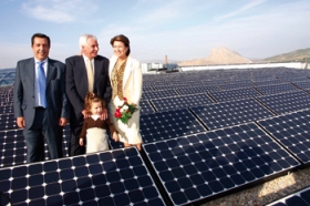 Antequeras borgmester Ricardo Mill�n, �ngel Garc�a Ballesteros og Magdalena �lvarez under indvielsen i Antequera. Solmarken ligger p� taget af en af forretningscentrets bygninger.