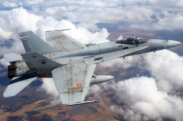 Et spansk F-18 Hornet jagerfly Et spansk F-18 Hornet jagerfly