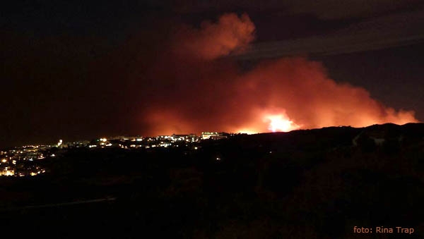 Flammerne er ikke langt fra byerne, og røgen er tæt. Foto: Rina Trap Flammerne er ikke langt fra byerne, og røgen er tæt. Foto: Rina Trap