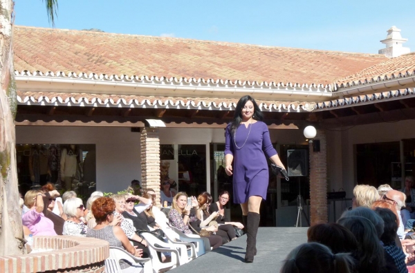 Modeshow med efterårets varer Modeshow med efterårets varer