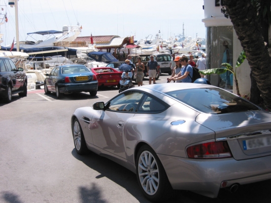 Store lystyachts og flotte biler Store lystyachts og flotte biler