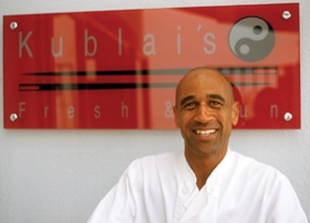 Svend Holm i sin restaurant Kublai's i Puerto Banus. Vi anbefaler stedet. Svend Holm i sin restaurant Kublai's i Puerto Banus. Vi anbefaler stedet.