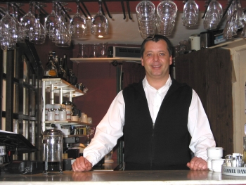 Gerrie Gran betjener kunderne med et smil i Restaurant Lucia