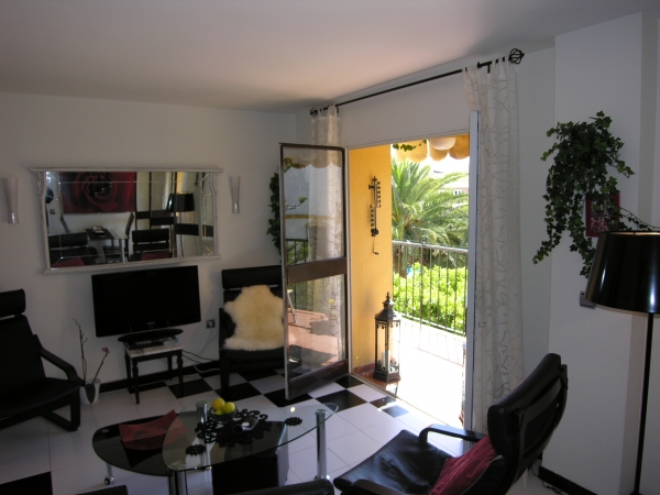 Moderne indretning - udsigt til f�lles have med pool
