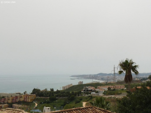 Udsigt over Fuengirola havn fra en villa på en diset dag Udsigt over Fuengirola havn fra en villa på en diset dag