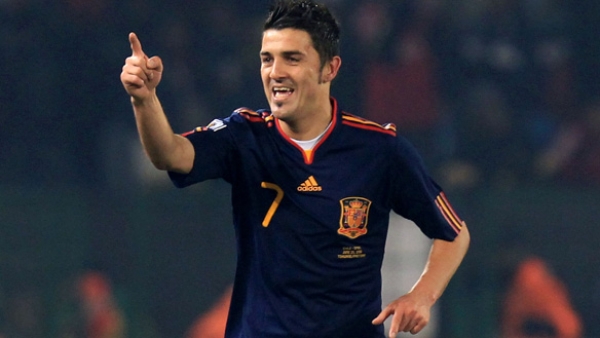 Den spanske spiller David Villa scorer mål mod Chile Den spanske spiller David Villa scorer mål mod Chile