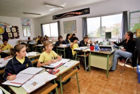 Eleverne p� Sunny View School er f�rst i �r begyndt at g� med skoleuniformer. Men eleverne, der her er i skolens sportst�j, virker godt tilfredse  med at v�re ens kl�dt.