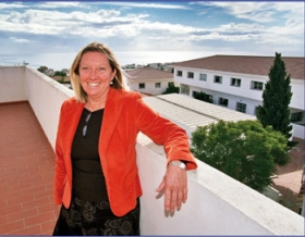 Torremolinos og Middelhavet breder sig bag skoleinspekt�r Christina O'Dowd, der, sammen med eleverne, hver dag kan nyde den fine udsigt.