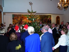 53 mennesker fra menigheden deltog i Juleaftens middag, sange og dans omkring kirkens juletræ. Det var en meget vellykket og god aften, som vi regner med at invitere til igen i år. 53 mennesker fra menigheden deltog i Juleaftens middag, sange og dans omkring kirkens juletræ. Det var en meget vellykket og god aften, som vi regner med at invitere til igen i år.
