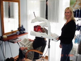 Helle Henriksen i sin nye salon.
