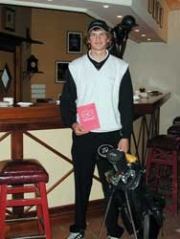 Med et handicap p� 2.6 har Marc Wilkens golf cuppens laveste handicap. Med en score p� 31 sikrede han sig sejren i A-r�kken og en flybillet fra Sterling.