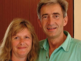 Lynn Halliday, der spiller hovedrollen som Nora, sammen med instruktøren Henrik Hagensen. Lynn Halliday, der spiller hovedrollen som Nora, sammen med instruktøren Henrik Hagensen.